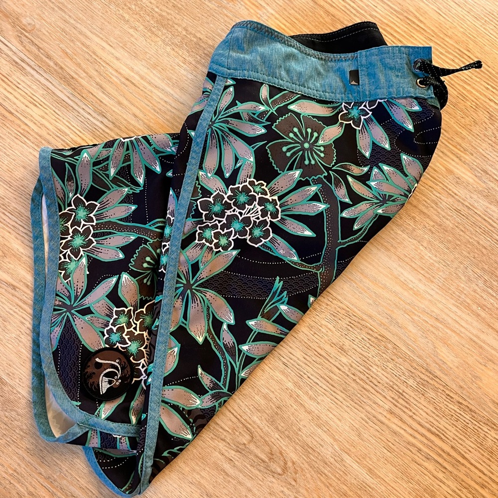 Quiksilver dry flight water repellent blue gray flower board shorts 29